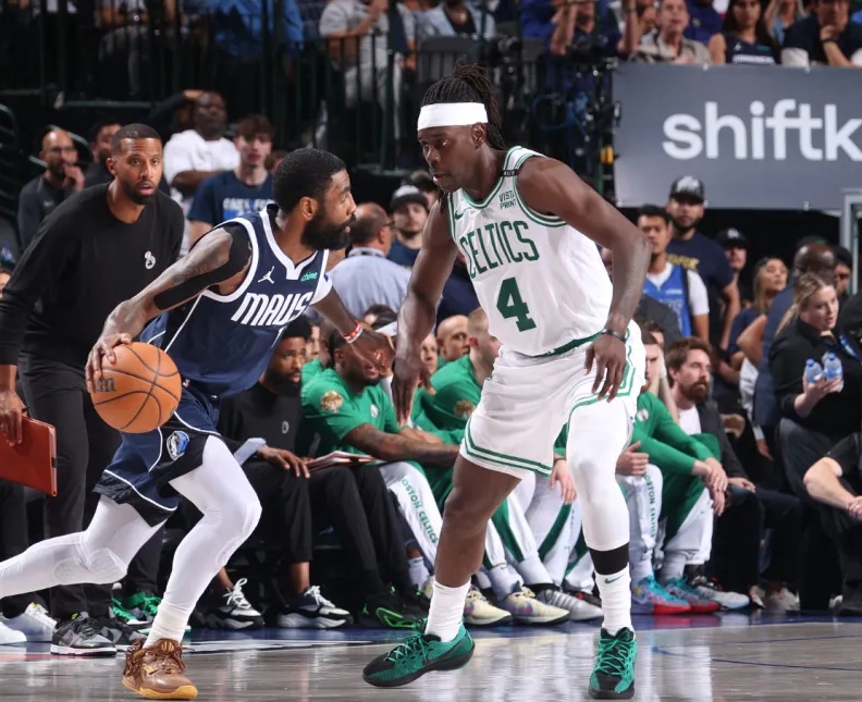 包含雄鹿主场击败独行侠，霍勒迪分率队取胜的词条